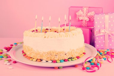 Mutlu doğum günü pastası ve hediyeler