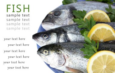 taze balıkları tabakta üzerine beyaz izole maydanoz ve limon ile