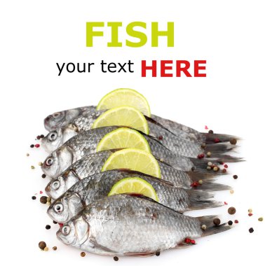 limon ve beyaz izole maydanoz taze balıklar