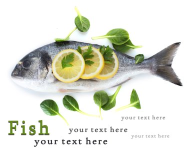 limon ve beyaz izole maydanoz taze balık