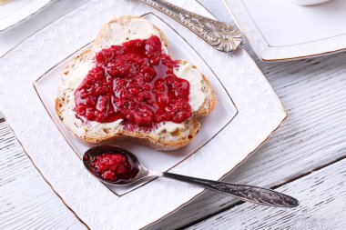 taze ekmek ile ev yapımı tereyağı ve Ahududu reçeli