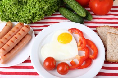 sahanda yumurta, sosis ve sebze ile