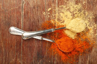 metal kaşık tam kahverengi ahşap zemin üzerinde farklı baharat