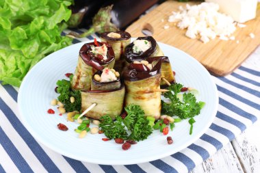 süzme peynir ve maydanoz üzerinde ahşap zemin üzerine peçete ile kızartılmış patlıcan