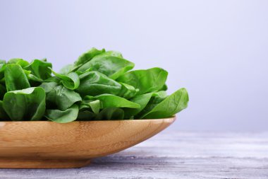 tutam taze kuzukulağı ahşap zemin üzerinde ahşap plaka