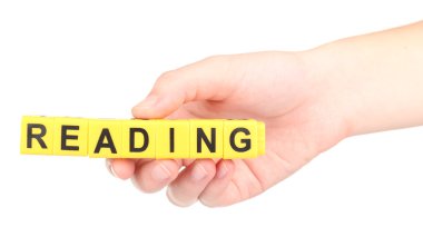 Kelime okuma eğitim küpleri beyaz izole oluşmuştur