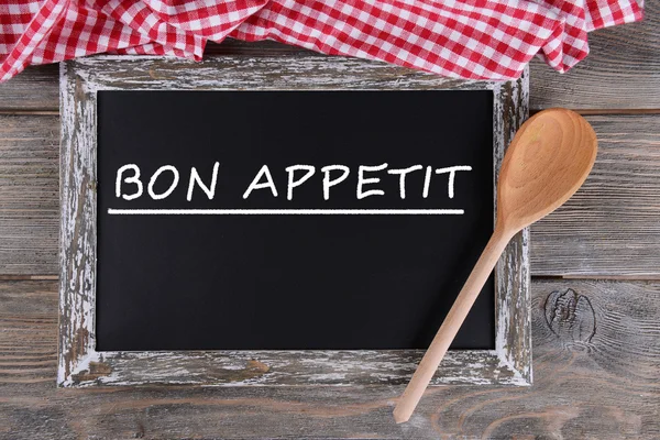 Bon appetit written on chalkboard, close-up — Stock Photo, Image