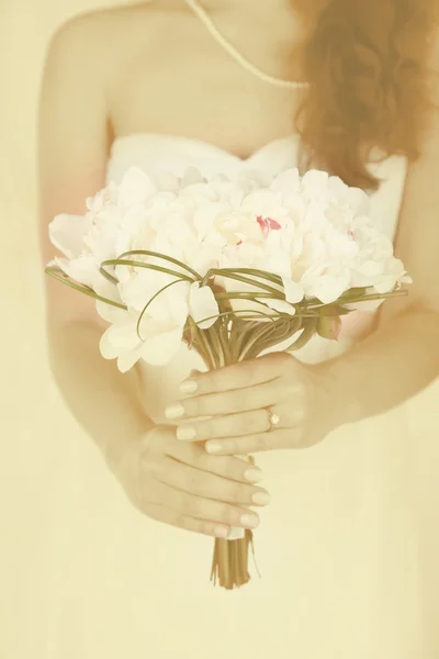 Sposa tenuta bouquet da sposa — Foto Stock