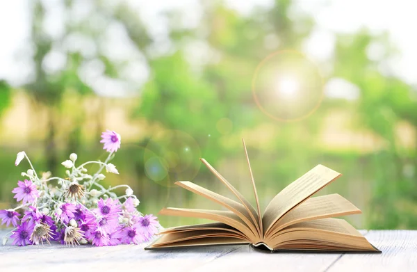 Livro aberto com flores silvestres — Fotografia de Stock