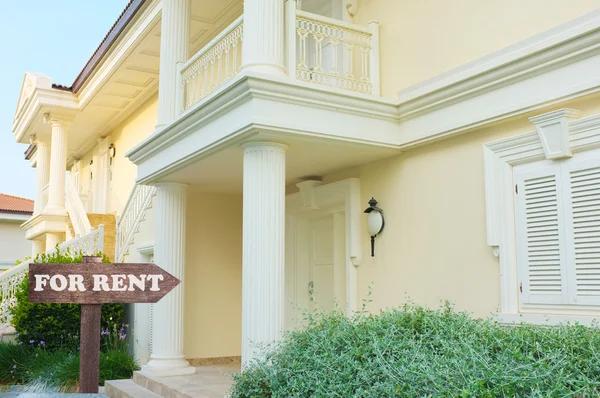 Real estate sign in front of new house for rent — Stock Photo, Image