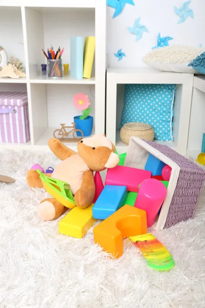 Buntes Spielzeug auf flauschigem Teppich im Kinderzimmer — Stockfoto