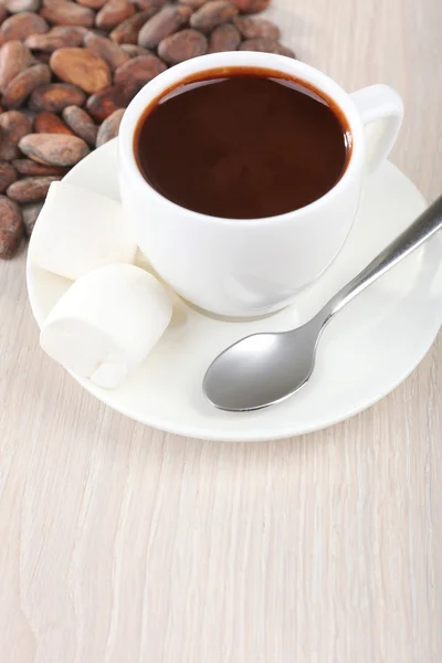 Šálek horké čokolády na stole, zblízka — Stock fotografie