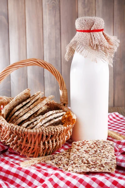 Sabroso snack en cesta sobre fondo de madera interior —  Fotos de Stock