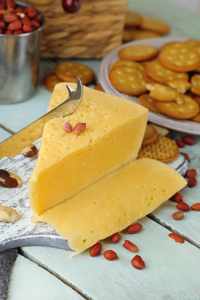 Käse und Cracker auf Holztisch in Großaufnahme — Stockfoto
