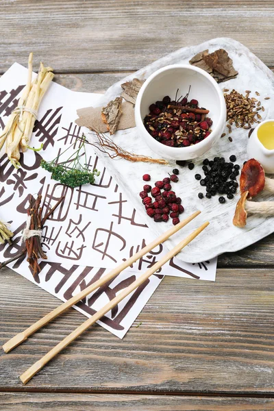 Traditionele chinese kruiden geneeskunde ingrediënten met geen echte hiërogliefen, close-up — Stockfoto