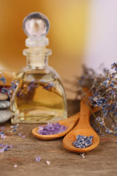 Natura morta Spa con olio di lavanda e fiori su tavolo di legno, su sfondo chiaro — Foto Stock