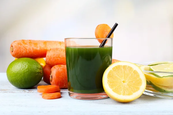 Vaso de jugo de verduras frescas con verduras sobre mesa de madera —  Fotos de Stock