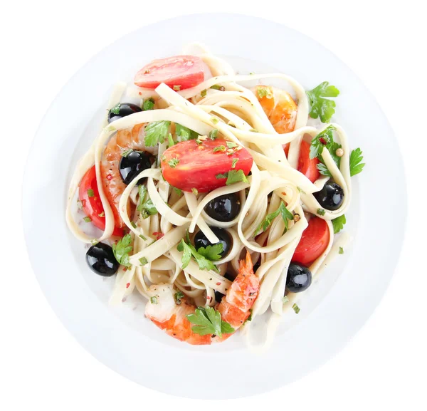 スパゲッティ、オリーブ、トマト、大きな丸いプレートの分離した白い背景の上でパセリと新鮮なエビ — ストック写真