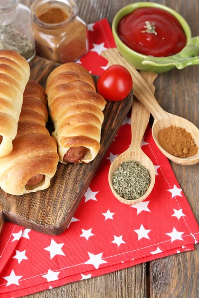 Bratwurstsemmeln an Bord auf dem Tisch in Großaufnahme — Stockfoto