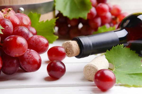 Rolhas de garrafa de vinho com uvas em close-up de mesa — Fotografia de Stock