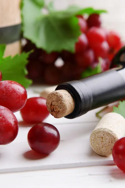 Korki do butelek wina z winogron na stół szczegół — Zdjęcie stockowe