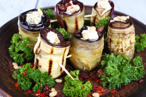 Berinjela frita com queijo cottage e salsa em fundo de madeira — Fotografia de Stock