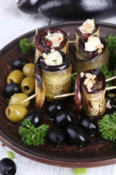 Gebakken aubergine met kwark en peterselie op houten achtergrond — Stockfoto