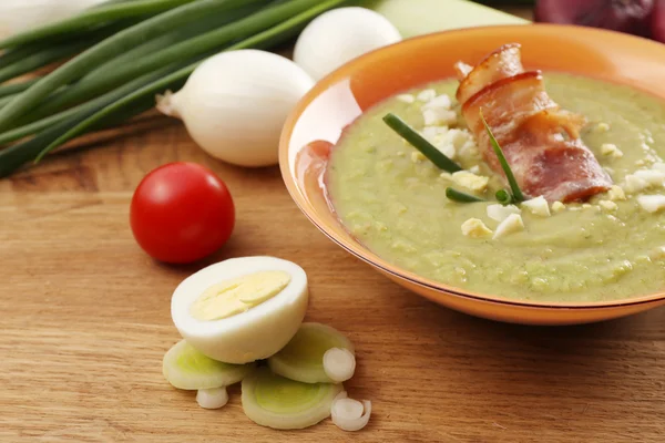 Sopa de alho-porro na mesa, close-up — Fotografia de Stock