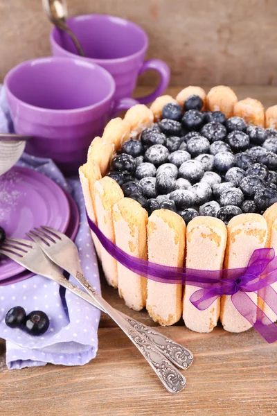 Tasty cake Charlotte with blueberries on wooden table — Stock Photo, Image