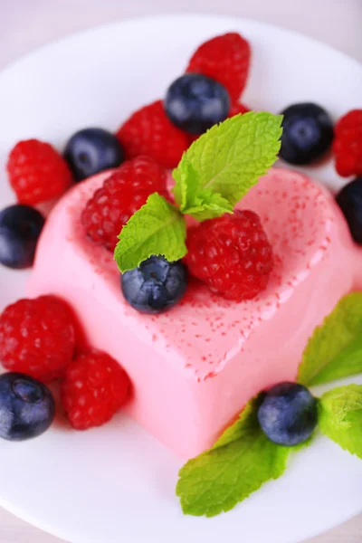Пирог в форме сердца с ягодами на деревянном фоне — стоковое фото
