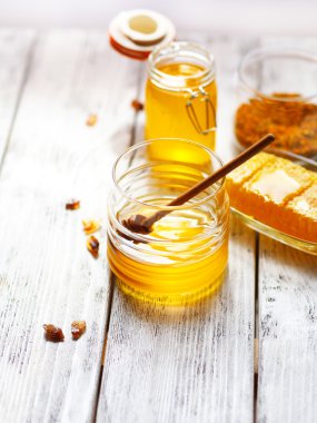 ahşap masa üzerinde taze bal