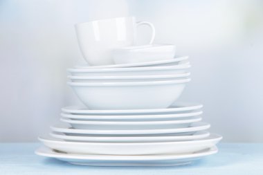 ışık arka plan üzerinde beyaz çanak çömlek ve mutfak gereçleri