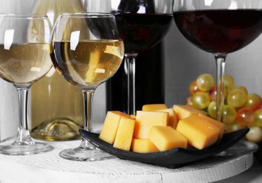 şişe ve kadeh şarap, peynir ve olgunlaşmış üzümler odasındaki masada