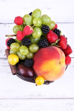 farklı meyveler ve meyve üzerinde ahşap masa yakın çekim