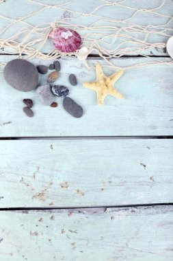 Deniz ve deniz kıyısı yakın çekim mavi ahşap masa dekoru