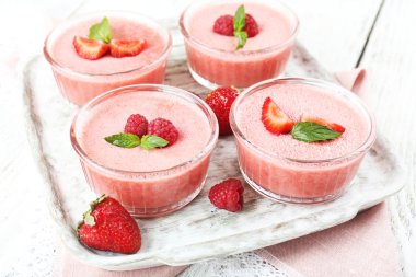 Tablo yakın çekim üzerinde kase lezzetli berry Mus