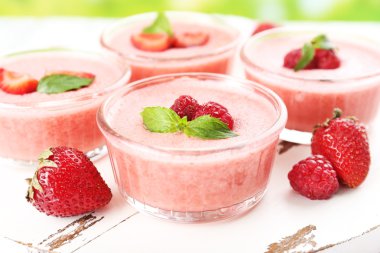 Tablo yakın çekim üzerinde kase lezzetli berry Mus