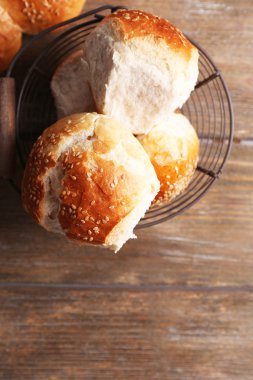 renkli ahşap zemin üzerine susam ile lezzetli çörekler