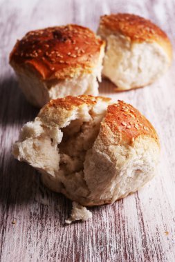 renkli ahşap zemin üzerine susam ile lezzetli çörekler