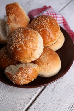 plaka renk ahşap zemin üzerine susam ile lezzetli çörekler