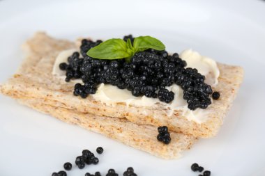 Tereyağı ve tabak portre üzerinde siyah havyar ile ekmek dilimleri