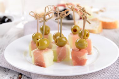 Prosciutto plaka üzerinde tablo yakın çekim ile lezzetli kavun