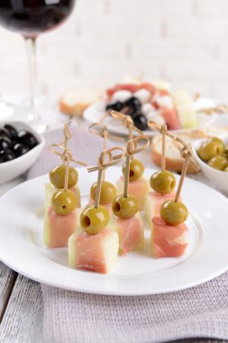 Nefis kavun, servis tabağında jambon ve açık arkaplan.