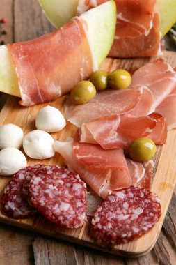 Tablo yakın çekim üzerinde prosciutto ile lezzetli kavun