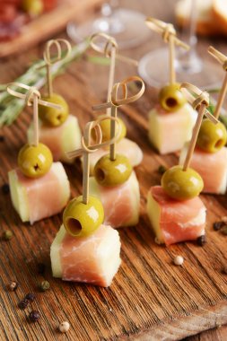 Tablo yakın çekim üzerinde prosciutto ile lezzetli kavun