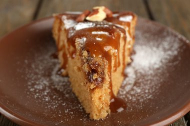 Lezzetli pasta plaka üzerinde ahşap masa üzerinde parça