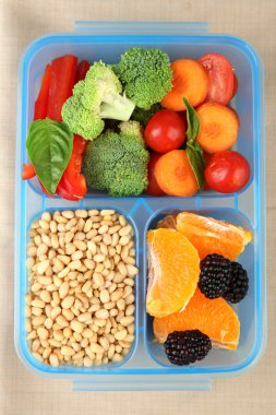 lezzetli Vejetaryen yiyecekler plastik kutu, yakın çekim