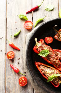 lezzetli masa yakın çekim tavada biber dolması