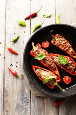 lezzetli masa yakın çekim tavada biber dolması