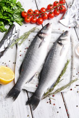 sabrosos pescados en primer plano de la mesa